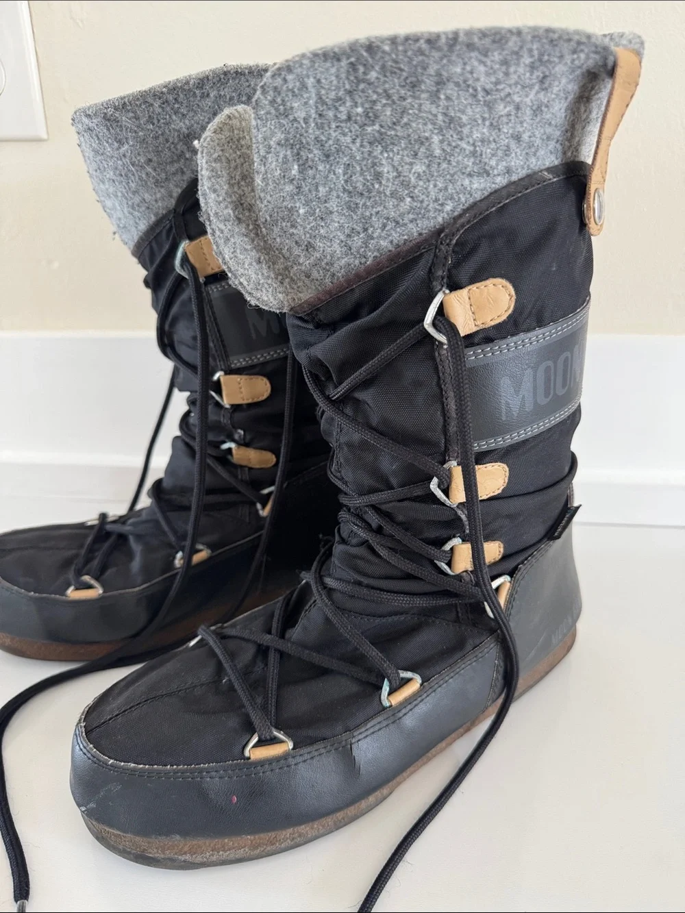 Moon Boot Women’s 7.5 Boots Nylon Lace Up Colorblock Black Gray Waterproof